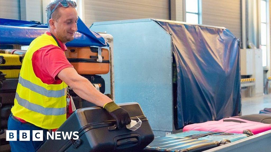 Qantas asks executives to work as baggage handlers for three months