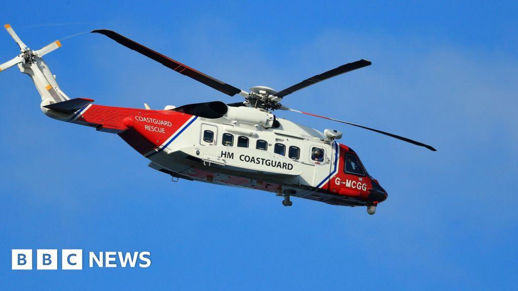 Three rescued after boat sinks on Firth of Clyde 
