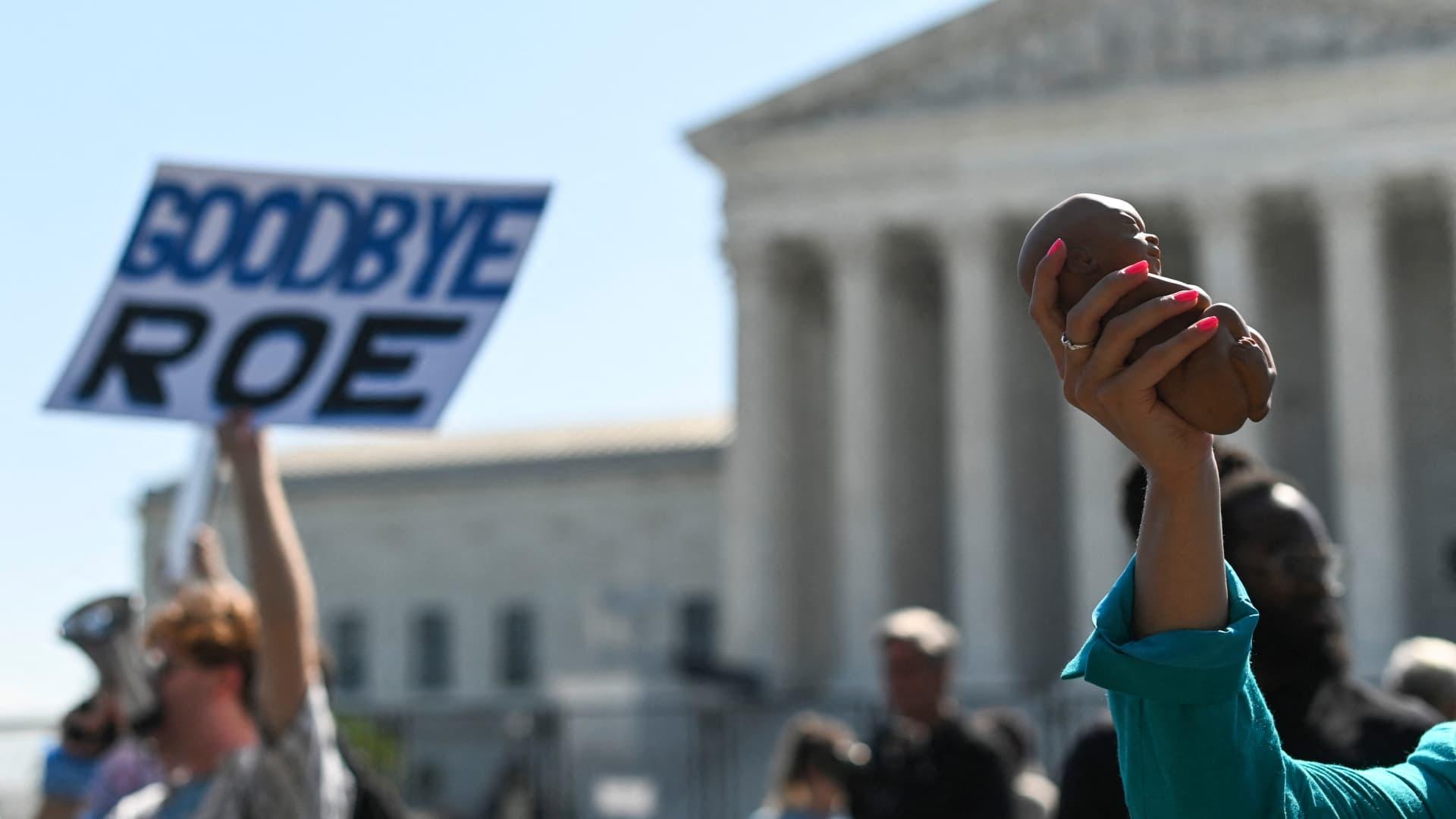 Supreme Court overturns Roe v. Wade, ending 50 years of federal abortion rights