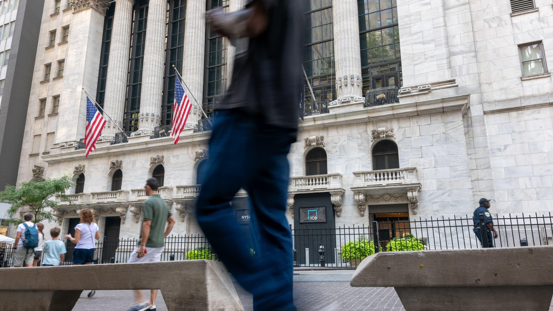 CNBC Daily Open: Wall Street versus main street